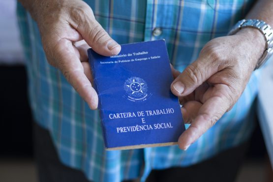 A imagem atual não possui texto alternativo. O nome do arquivo é: como-tirar-carteira-de-trabalho-scaled-555x370