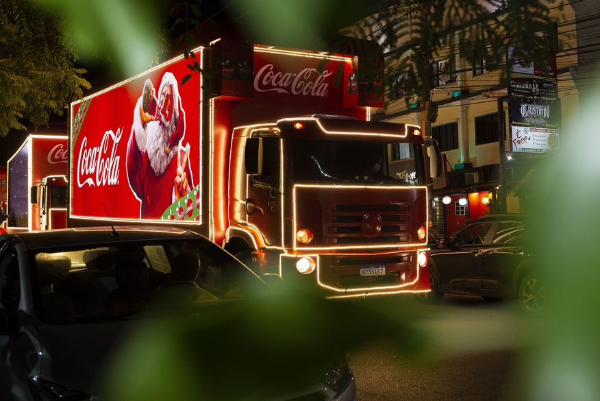 The current image has no alternative text. The file name is: caravana_iluminada_da_coca-cola_desfila_com_caminhoes_com_renas_e_papai_noel_por_joao_pessoa_nesta_sexta-feira