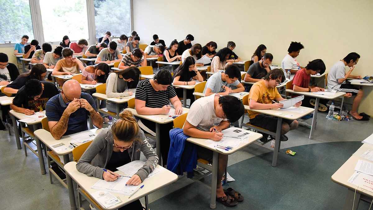 fotos-estudantes-realizando-prova-de-concurso-publico_widelg