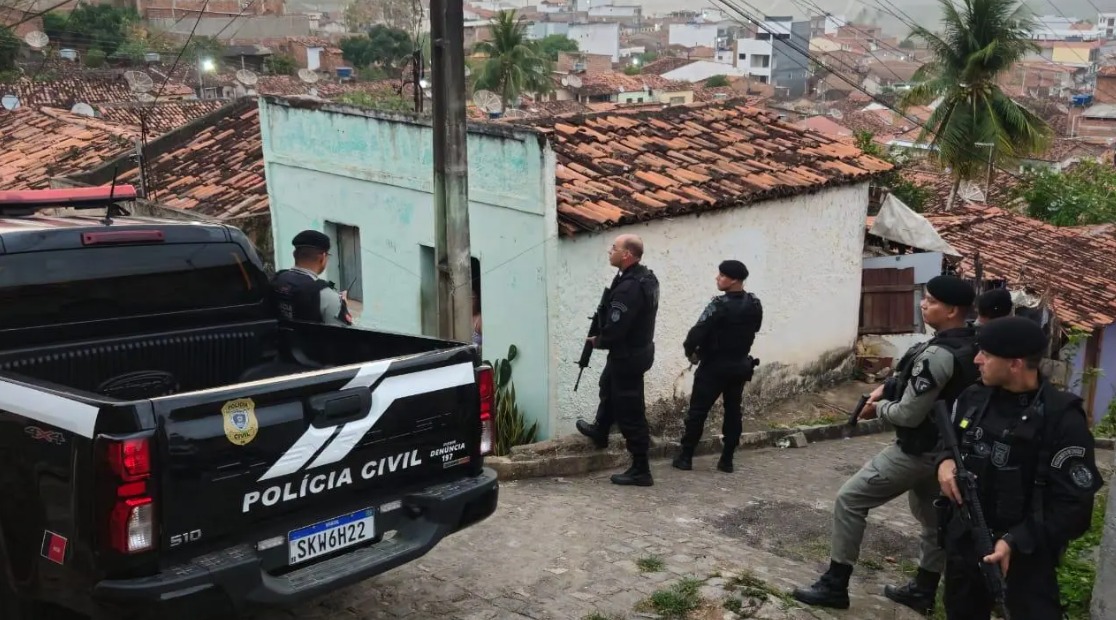 A imagem atual não possui texto alternativo. O nome do arquivo é: policiais