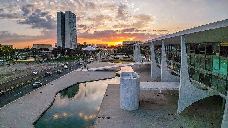 A imagem atual não possui texto alternativo. O nome do arquivo é: planalto-e-alvorada