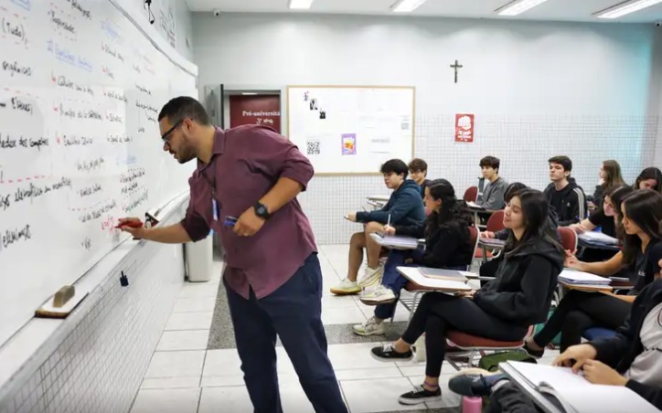 A imagem atual não possui texto alternativo. O nome do arquivo é: professor-7