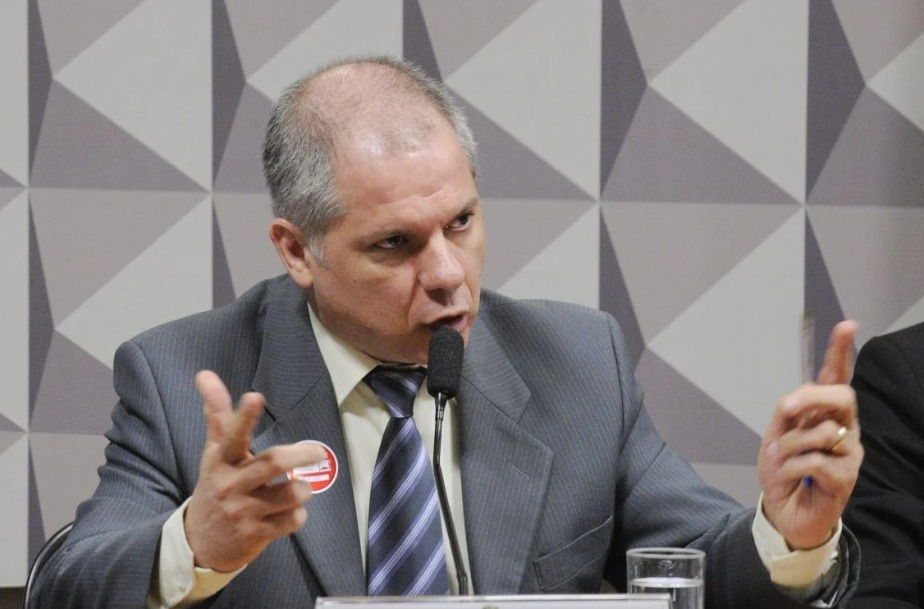 A imagem atual não possui texto alternativo. O nome do arquivo é: presidente-do-inss