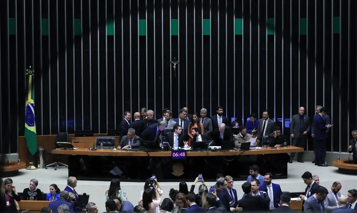A imagem atual não possui texto alternativo. O nome do arquivo é: camara-10