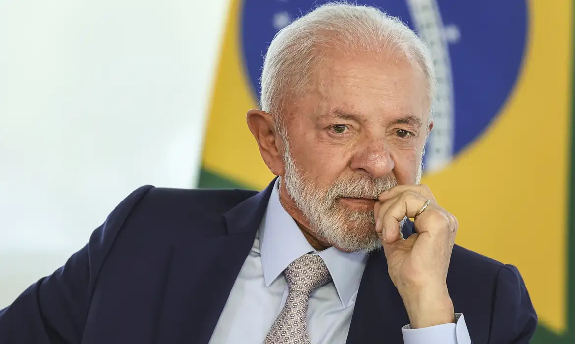 A imagem atual não possui texto alternativo. O nome do arquivo é: lula-48