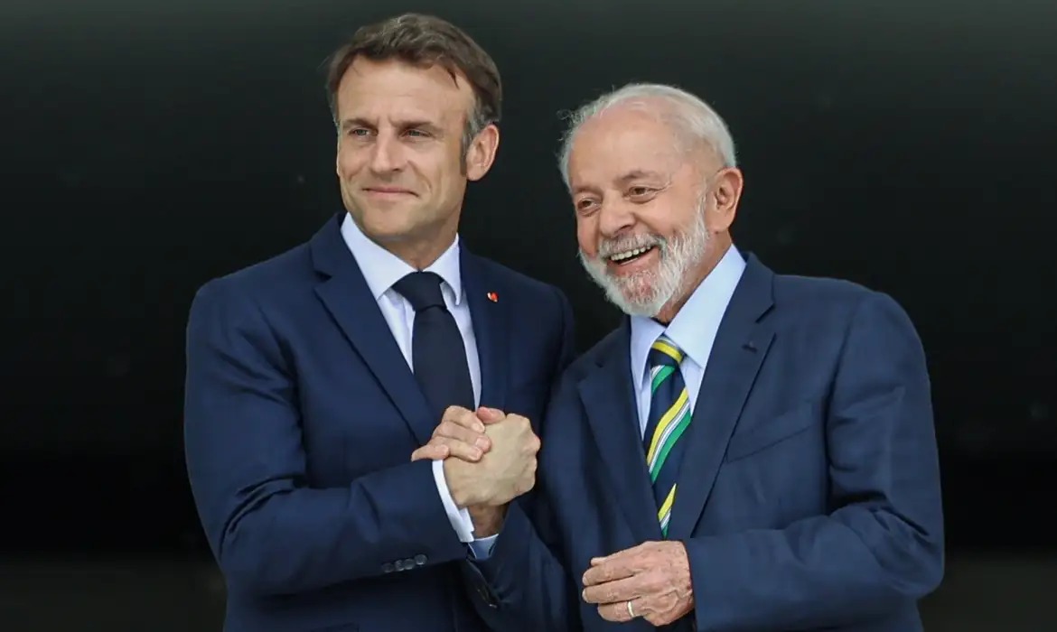 A imagem atual não possui texto alternativo. O nome do arquivo é: lula-e-macron-3