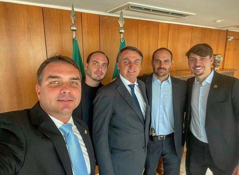 A imagem atual não possui texto alternativo. O nome do arquivo é: bolsonaros