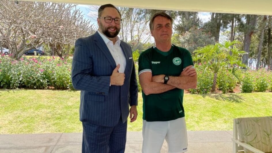 A imagem atual não possui texto alternativo. O nome do arquivo é: jason-miller-e-bolsonaro-foto-redes-sociais-reproducao-944x531