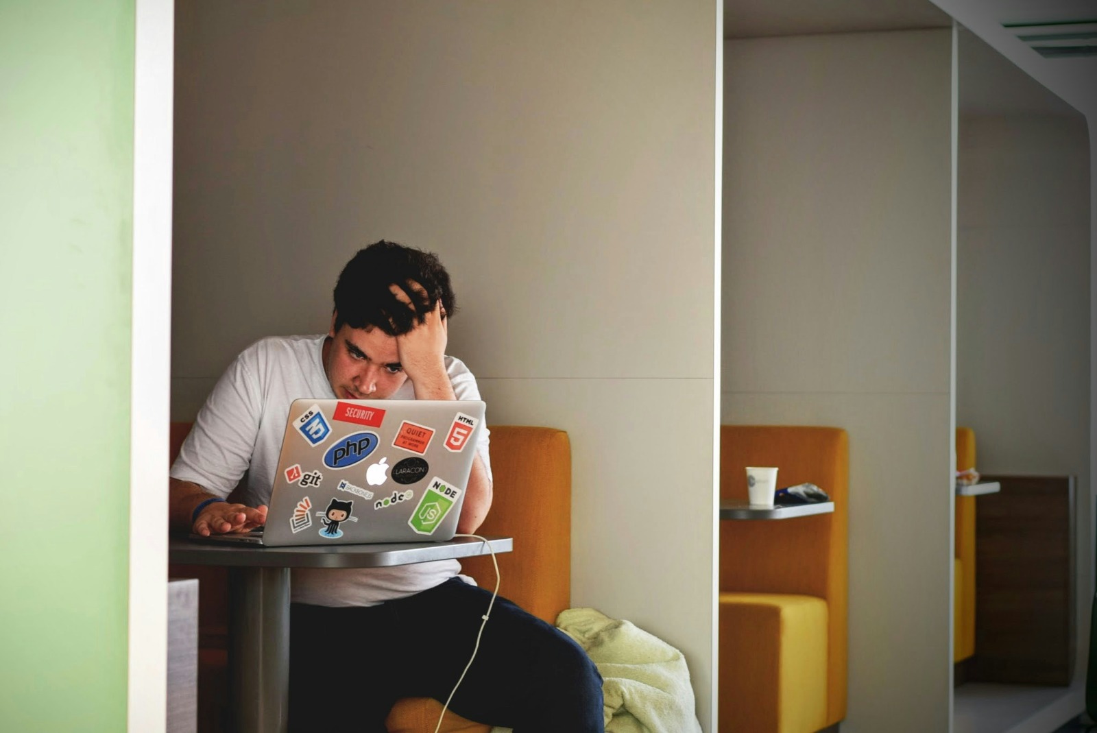 Toques no queixo, bochechas e nariz podem revelar estresse. Pesquisadores usam IA para mapear gestos inconscientes no trabalho.