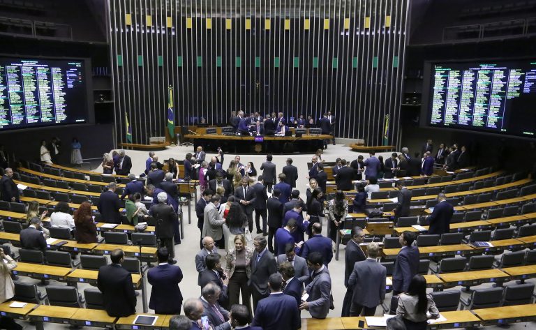 Deputados aprovam ampliação gradual da licença-paternidade para 20 dias