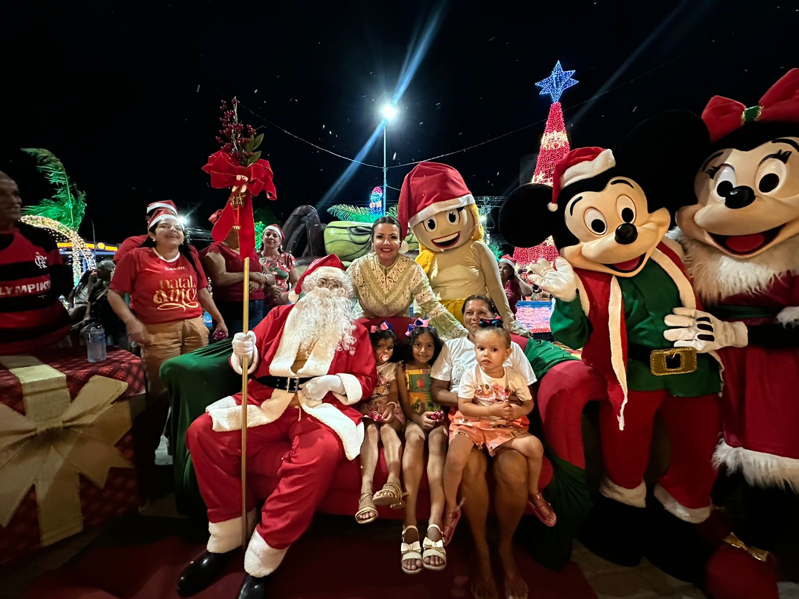 Noite de magia em Bayeux: Papai Noel faz nevar e anima famílias no Giradouro do Caranguejo.