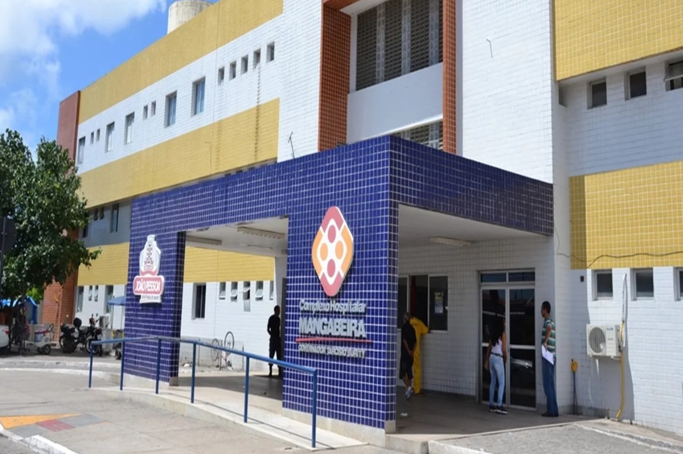 Homem segue preso após mulher pular de prédio para fugir de agressões